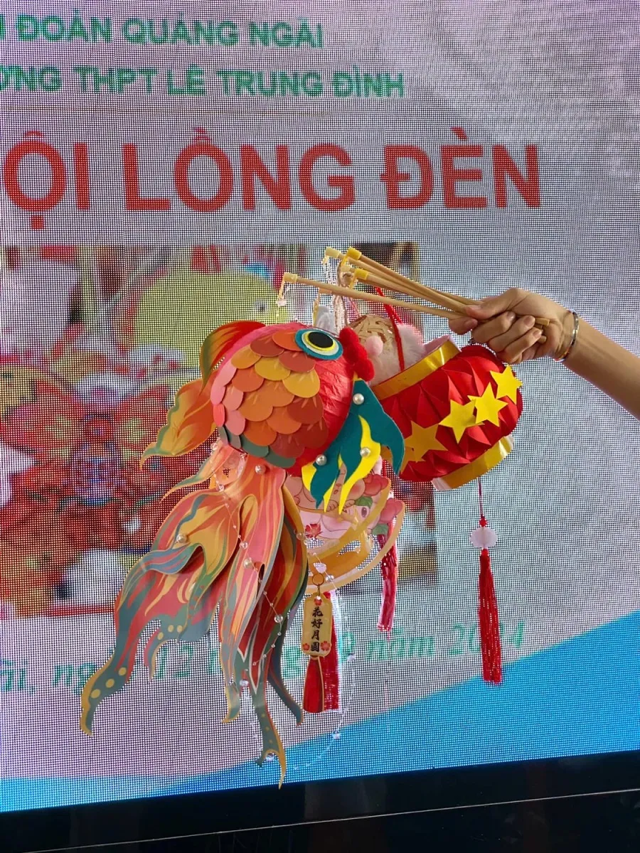Rực Rỡ Sắc Màu "Ngày Hội Lồng Đèn" Tại Trường THPT Lê Trung Đình