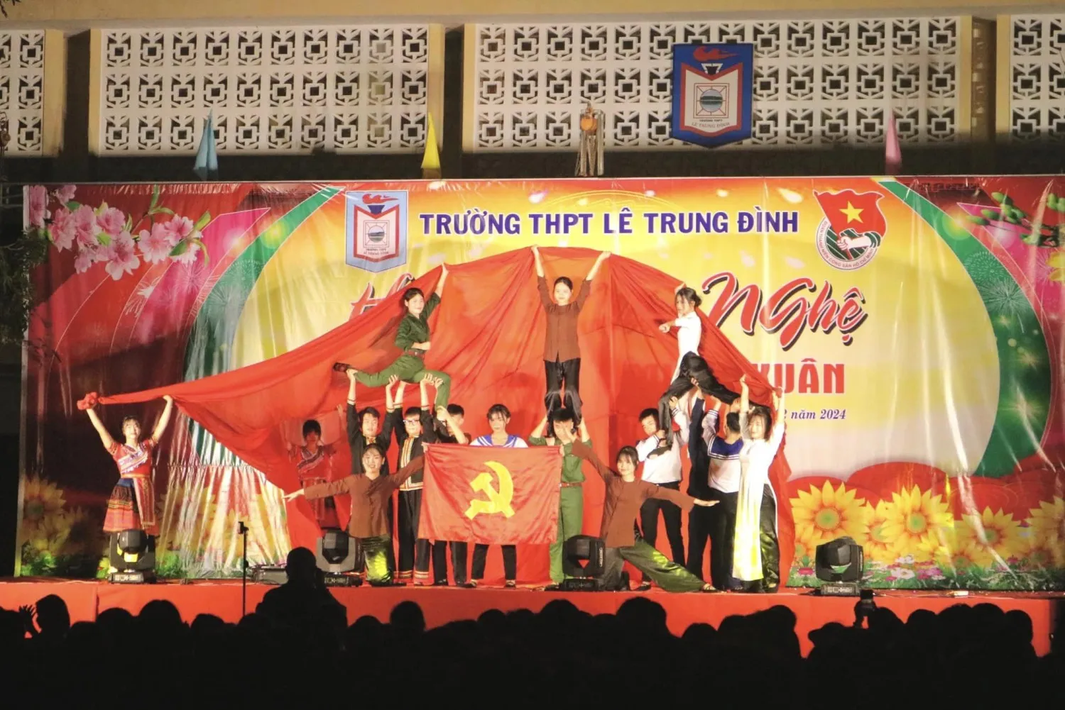 Rực Rỡ Đêm Hội Diễn Văn Nghệ "Mừng Đảng - Mừng Xuân Giáp Thìn 2024" Tại Trường THPT Lê Trung Đình