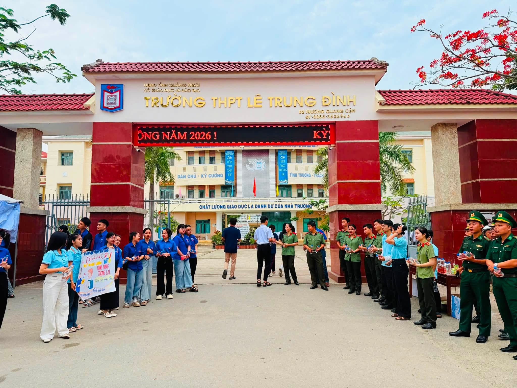 Tuổi trẻ Lê Trung Đình tiếp sức mùa thi 2026